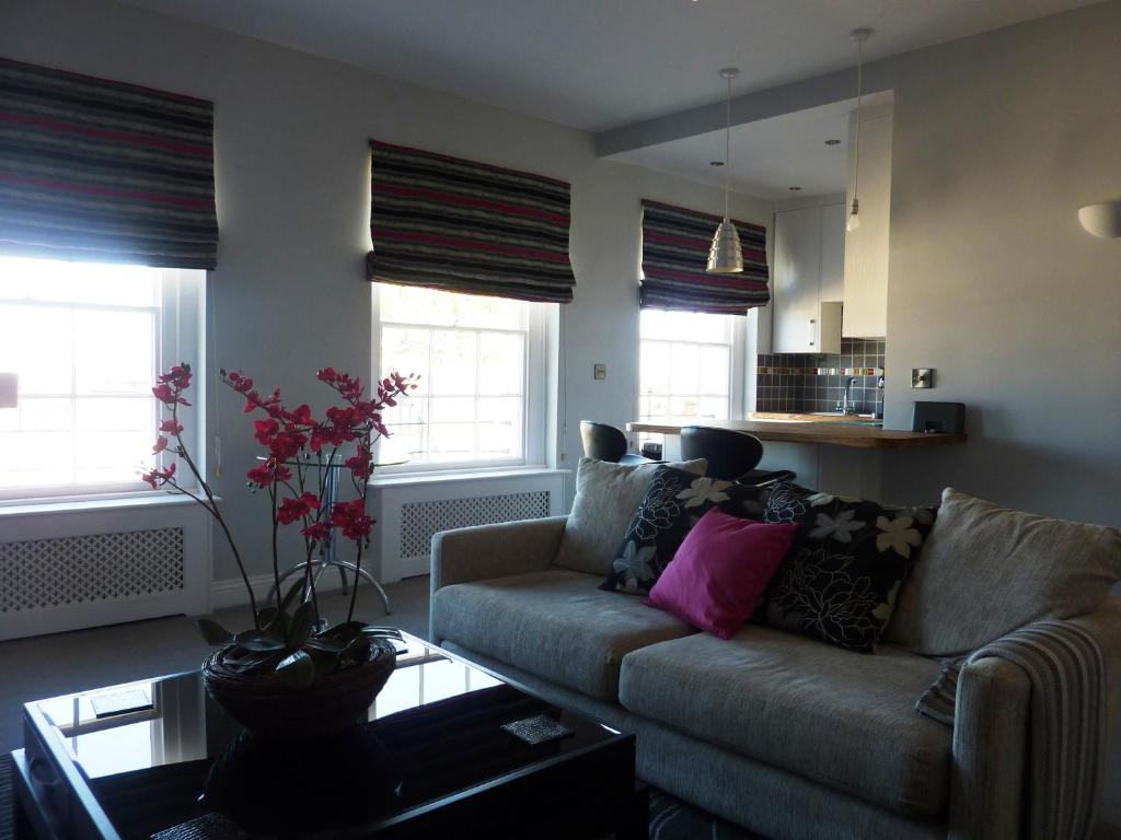 Hewlett Apartments room 2